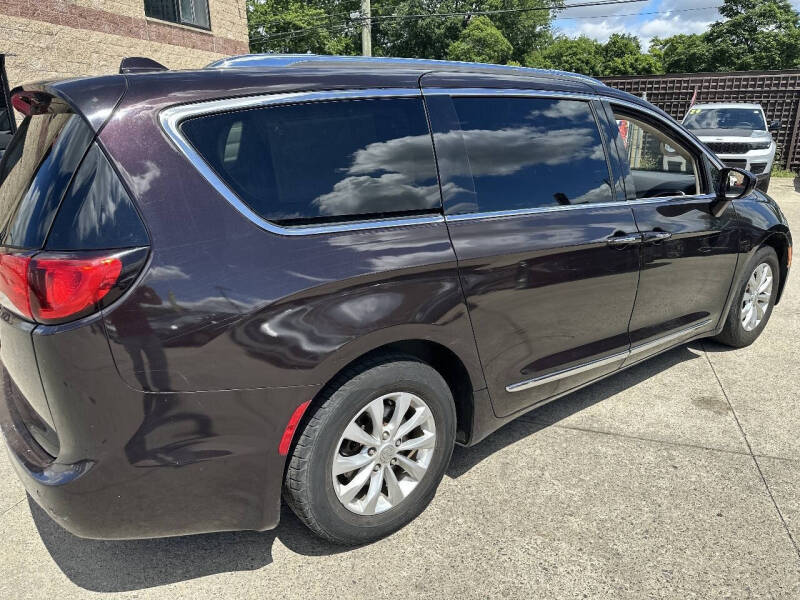 2017 Chrysler Pacifica Touring-L