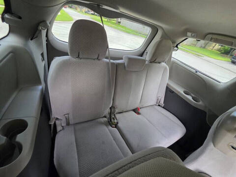 2013 Toyota Sienna LE 8-Passenger