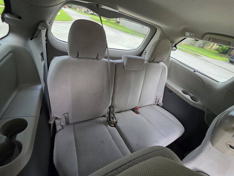 2013 Toyota Sienna LE 8-Passenger