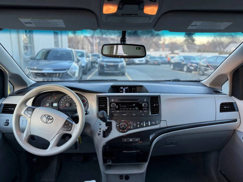 2014 Toyota Sienna LE 7-Passenger