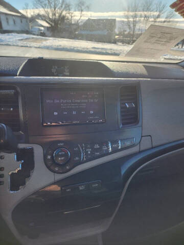 2011 Toyota Sienna SE 8-Passenger