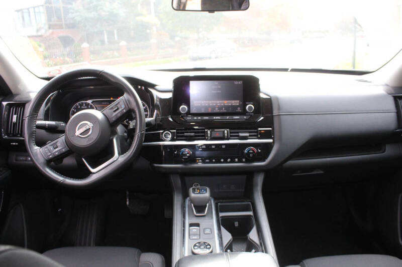 2022 Nissan Pathfinder SV