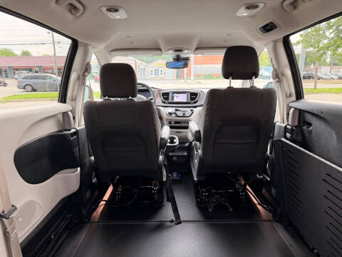 2023 Chrysler Voyager LX