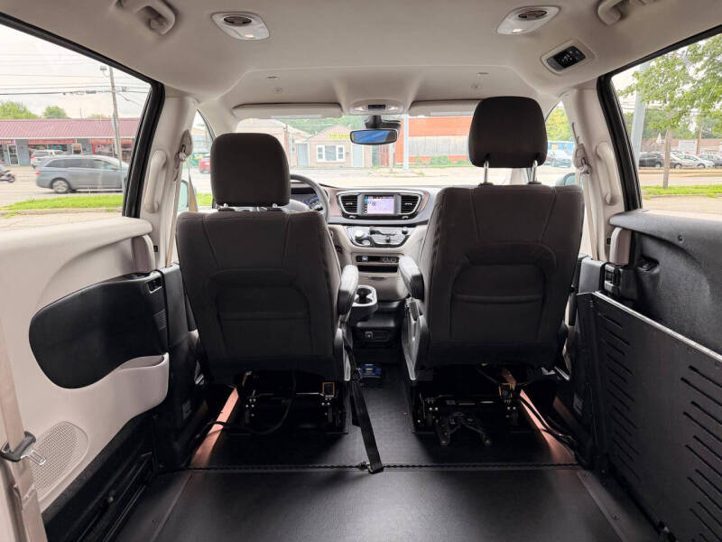 2023 Chrysler Voyager LX