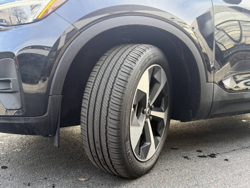 2025 Volvo XC40 B5 Plus Bright Theme