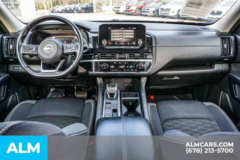 2025 Nissan Pathfinder SV