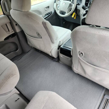 2013 Toyota Sienna LE 8-Passenger