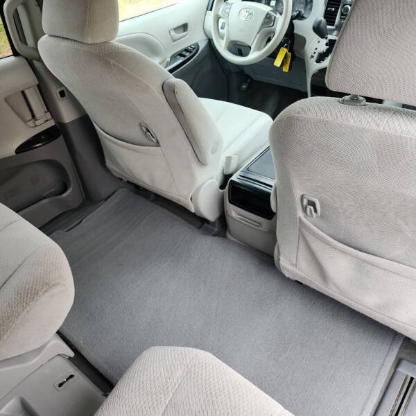 2013 Toyota Sienna LE 8-Passenger