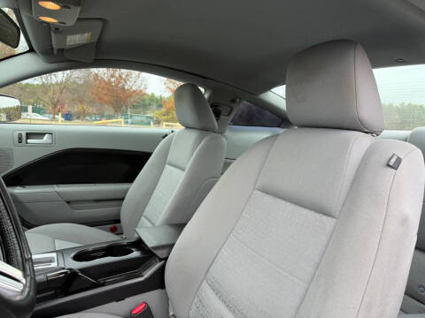 2005 Ford Mustang V6 Deluxe