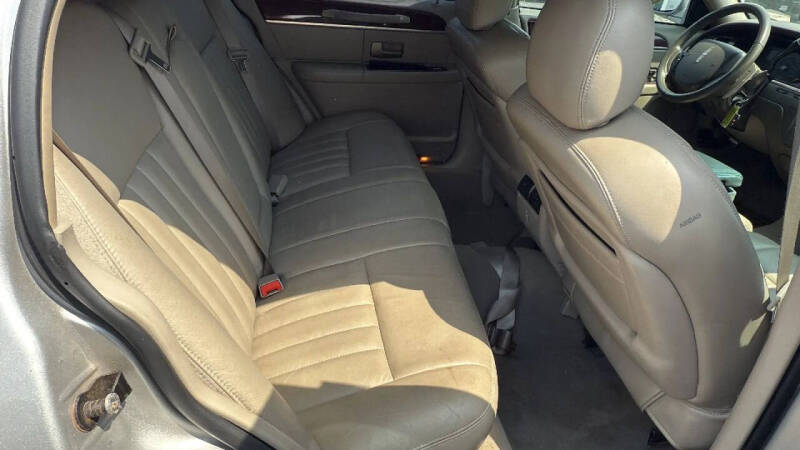 2005 Lincoln Town Car Signature