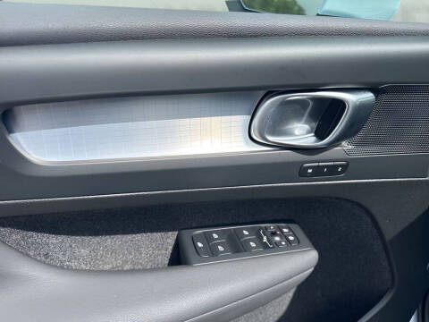 2025 Volvo XC40 B5 Core Bright Theme