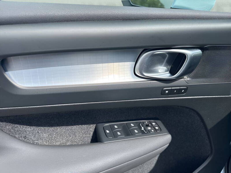 2025 Volvo XC40 B5 Core Bright Theme