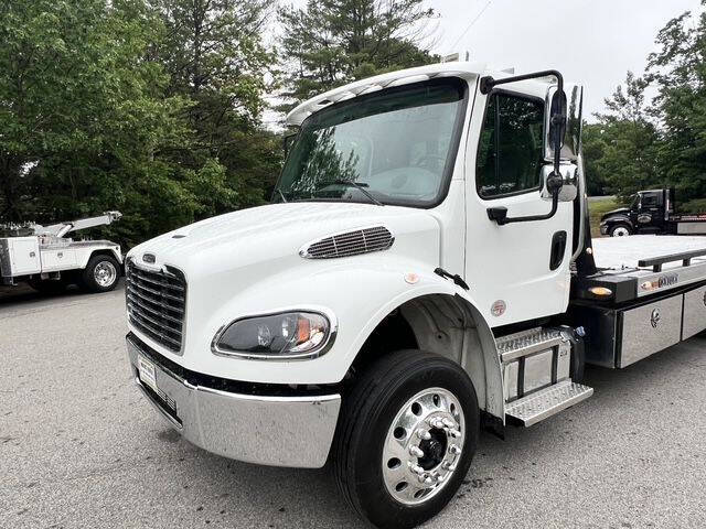 2023 Freightliner M2 106