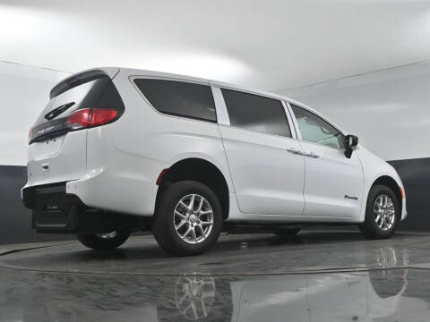 2025 Chrysler Voyager LX