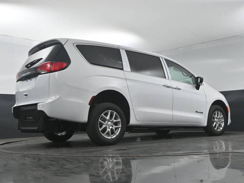 2025 Chrysler Voyager LX