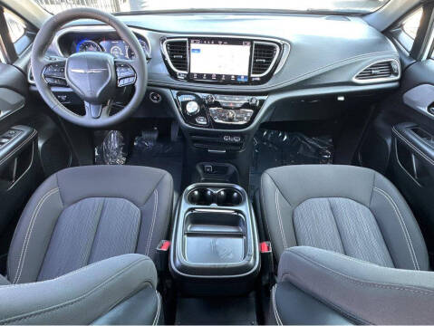 2024 Chrysler Pacifica Touring