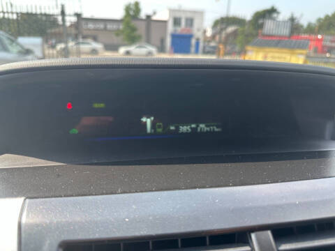 2014 Toyota Prius v Five