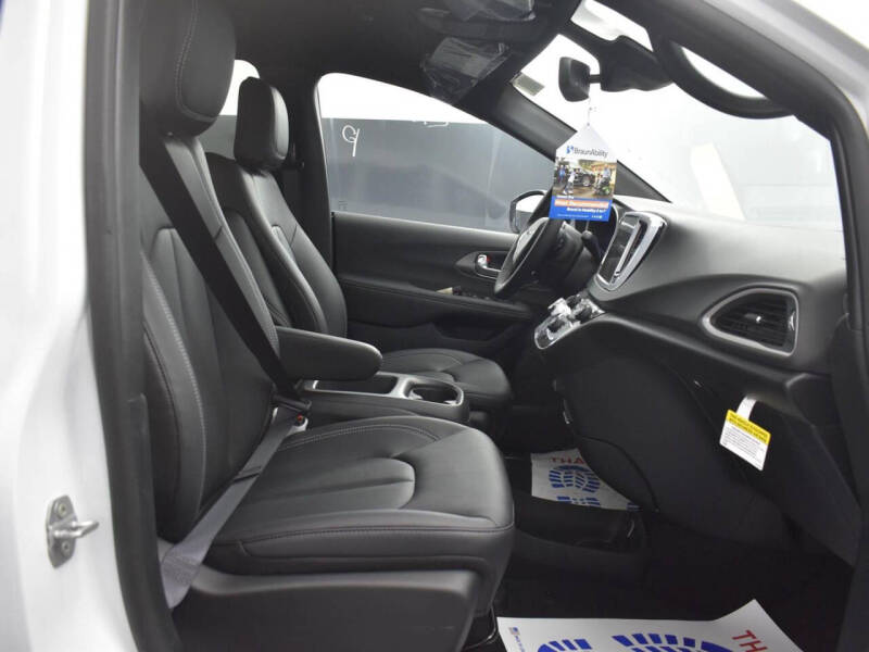 2025 Chrysler Voyager LX