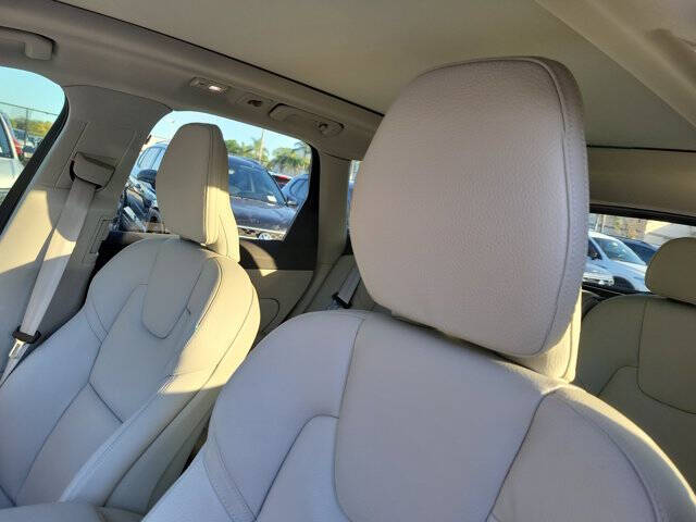 2024 Volvo XC60 B5 Plus Dark Theme