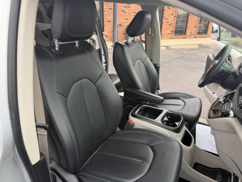2024 Chrysler Pacifica Plug-In Hybrid Select