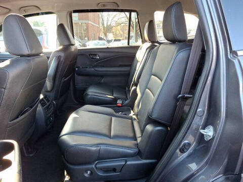 2022 Honda Pilot Touring w/Rear Captain's Chairs