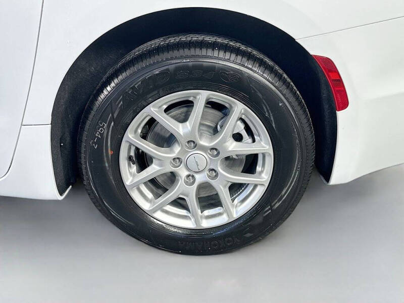 2027 Chrysler Pacifica Select