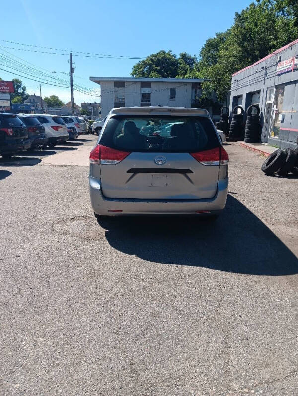 2012 Toyota Sienna Base 7-Passenger