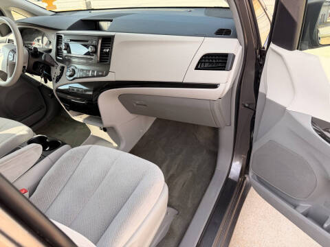 2014 Toyota Sienna LE 8-Passenger