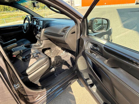 2015 Chrysler Town and Country S