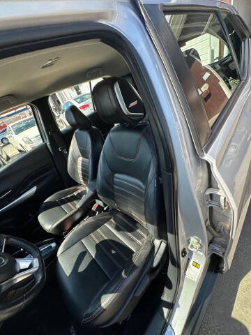 2020 Nissan Kicks SR