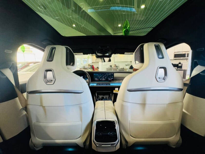 2023 BMW 7 Series 740i