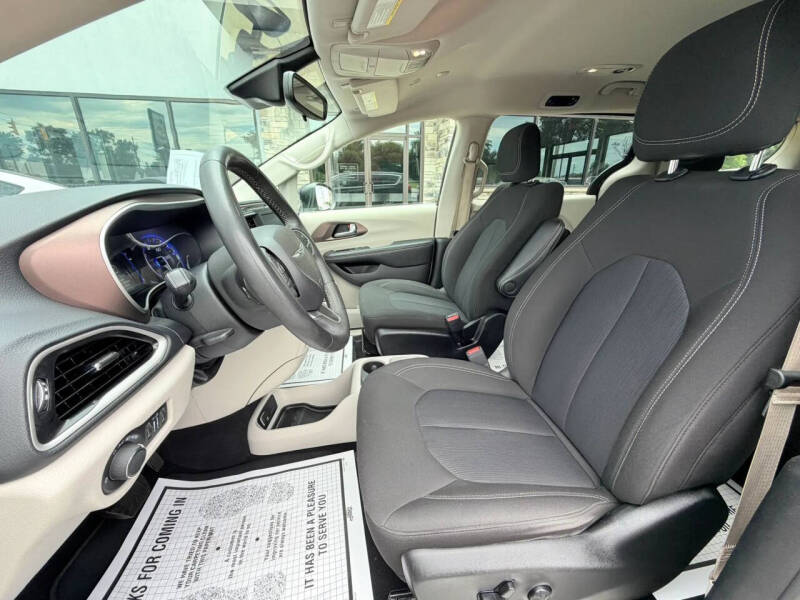 2023 Chrysler Voyager LX