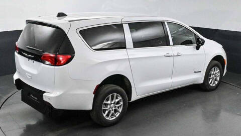 2025 Chrysler Voyager LX