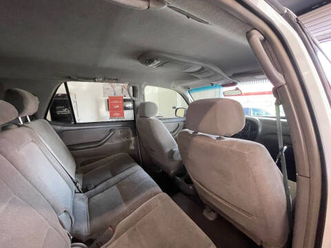 2004 Toyota Sequoia SR5