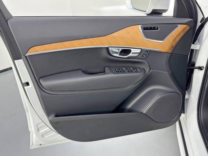 2024 Volvo XC90 Recharge T8 Core Bright Theme