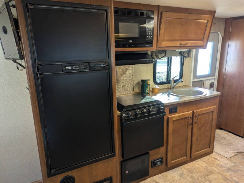 2015 Lance 1995 / 23ft