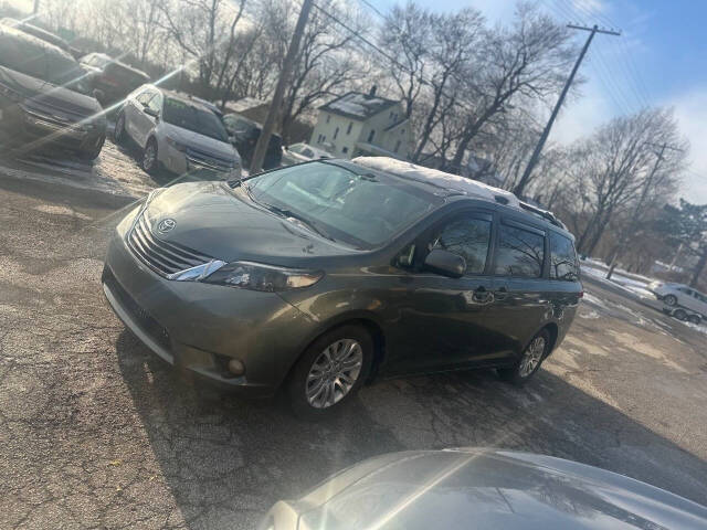 2014 Toyota Sienna XLE's photo