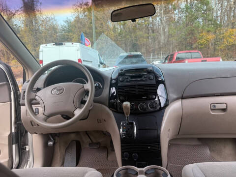 2004 Toyota Sienna LE 8 Passenger