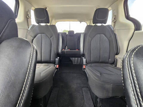 2022 Chrysler Voyager LX