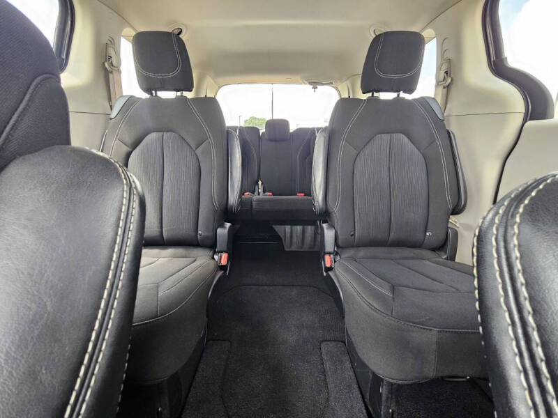 2022 Chrysler Voyager LX