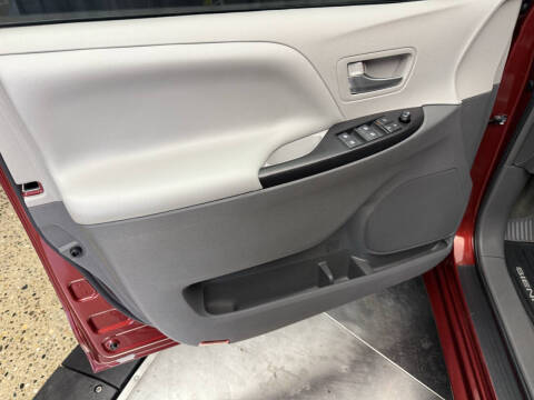 2017 Toyota Sienna LE 8-Passenger