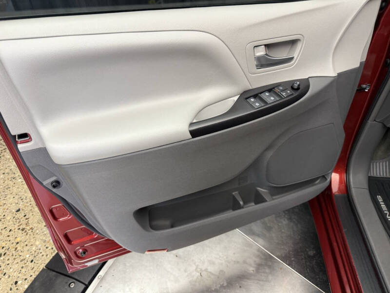 2017 Toyota Sienna LE 8-Passenger