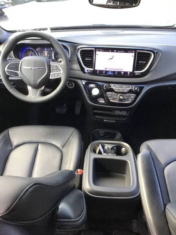 2025 Chrysler Pacifica Select