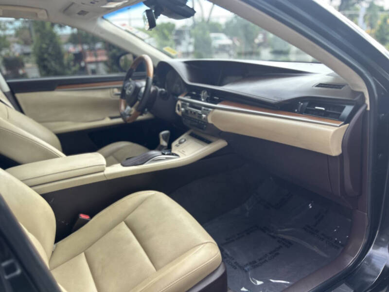 2017 Lexus ES 300h