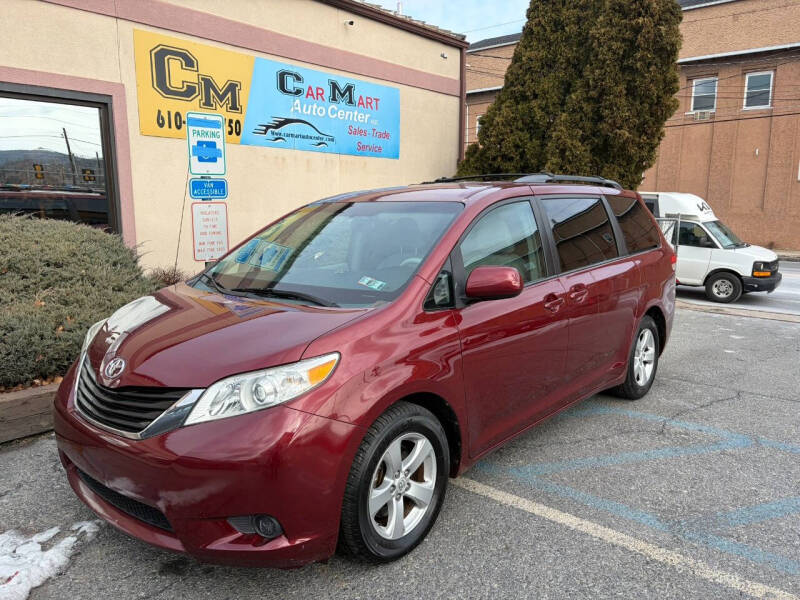 2013 Toyota Sienna LE's photo