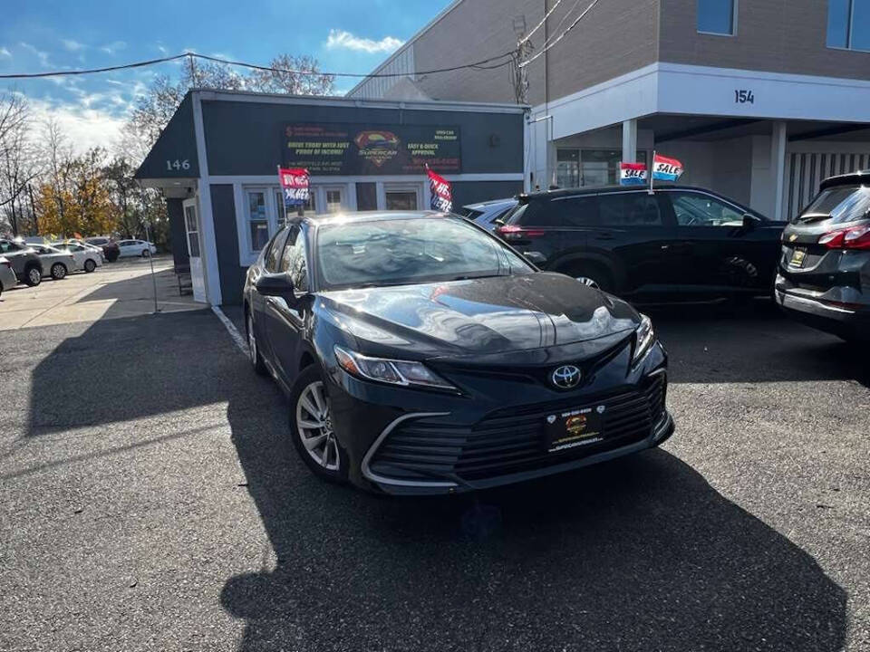 2024 Toyota Camry LE's photo