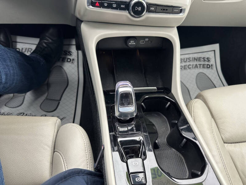 2023 Volvo XC40 B5 Plus Bright Theme