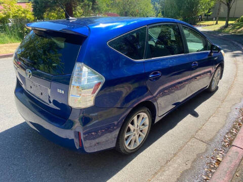 2012 Toyota Prius v Five