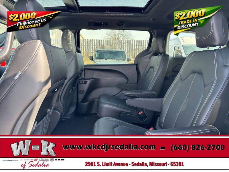 2026 Chrysler Pacifica Select