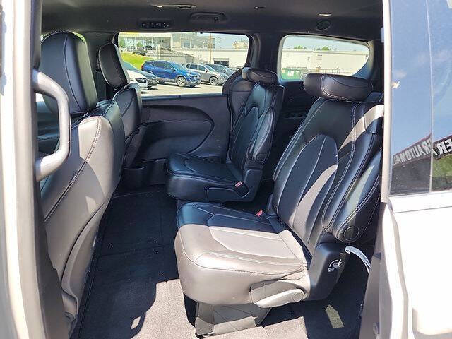 2025 Chrysler Pacifica Select